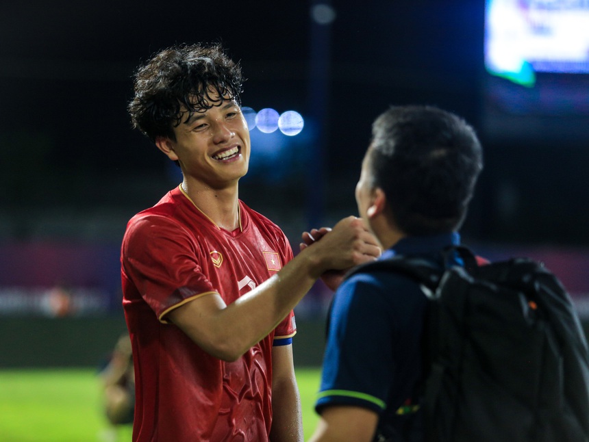 HLV Troussier cho U22 Việt Nam họp gấp trên sân sau trận hoà 1-1 U22 Thái Lan - Ảnh 6.