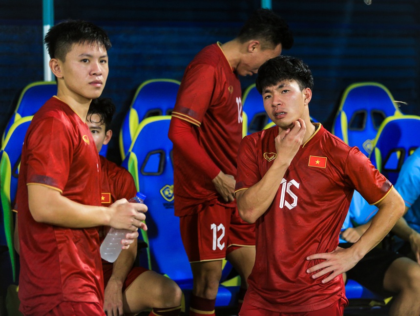 HLV Troussier cho U22 Việt Nam họp gấp trên sân sau trận hoà 1-1 U22 Thái Lan - Ảnh 7.