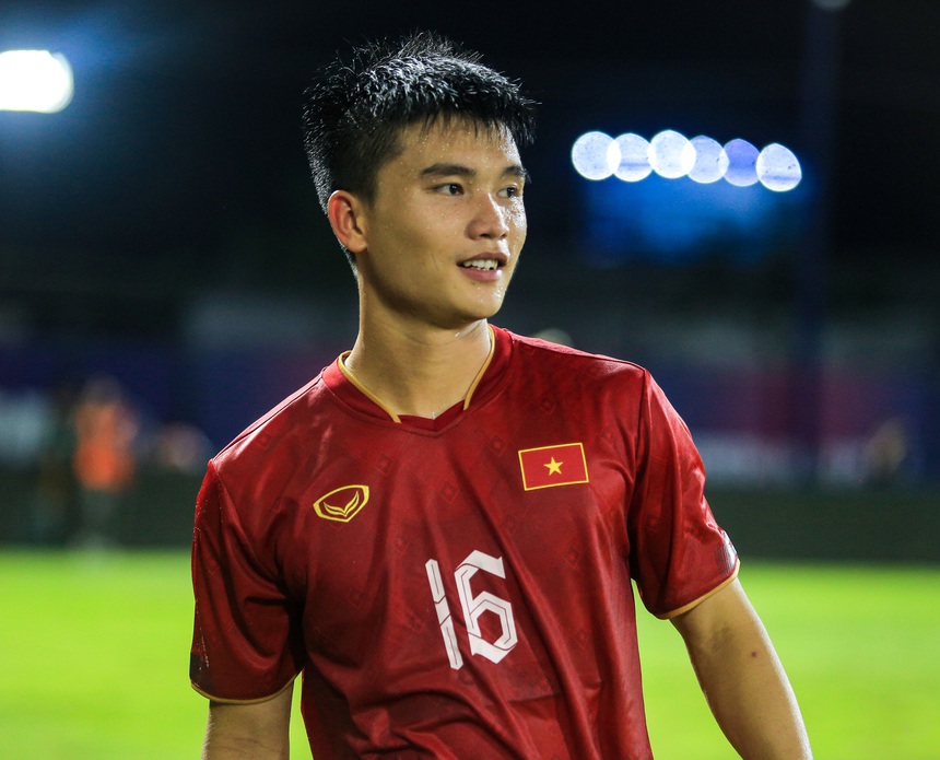 HLV Troussier cho U22 Việt Nam họp gấp trên sân sau trận hoà 1-1 U22 Thái Lan - Ảnh 8.