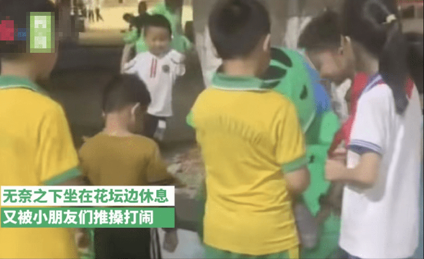 Nữ sinh bán bóng bay bị nhóm trẻ con vây đánh trêu trọc đến phát khóc, phụ huynh không can ngăn còn khẳng định: “Lỗi không phải tại con” - Ảnh 3.