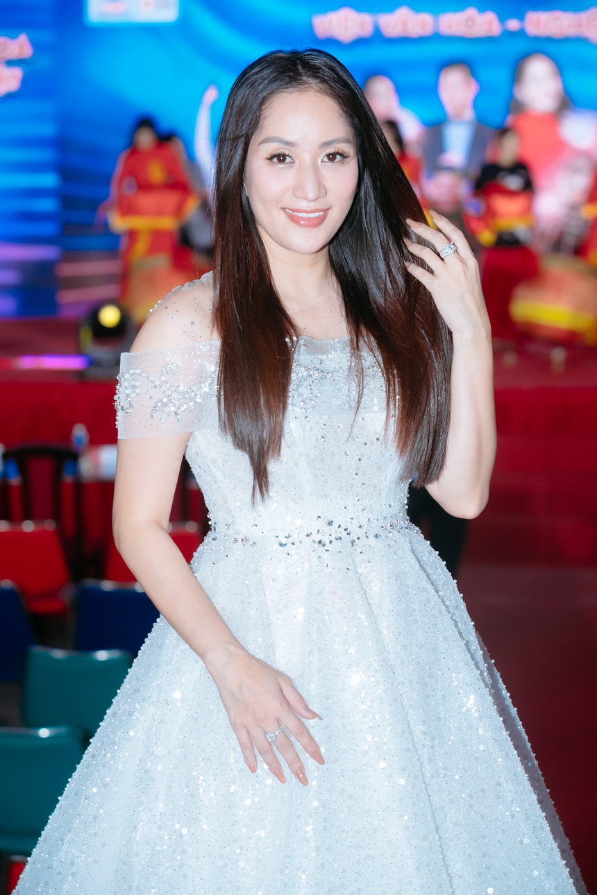 Khánh Thi khoe sắc rạng rỡ ở tháng thứ 5 thai kì, Du Uyên lộ diện khác lạ tại sự kiện - Ảnh 3. Khánh Thi khoe sắc rạng rỡ ở tháng thứ 5 thai kì, Du Uyên lộ diện khác lạ tại sự kiện - Ảnh 3.