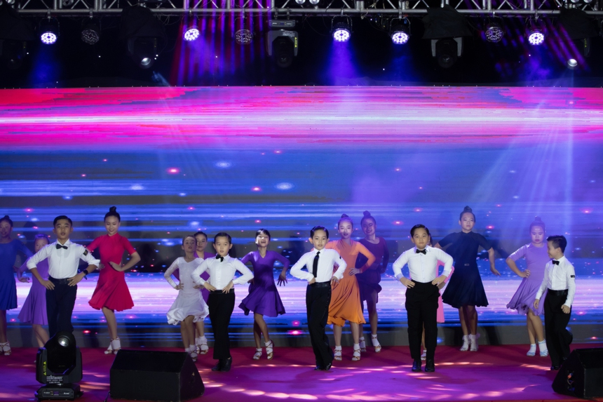 Khánh Thi mặc đầm công chúa, giấu bụng bầu trong ngày lên chức Viện trưởng - Ảnh 8.