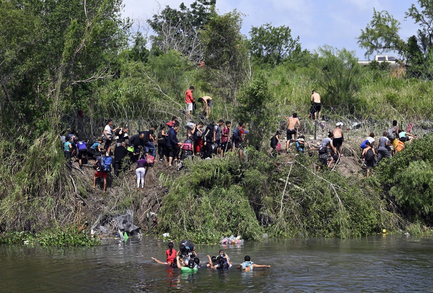 Hàng nghìn người di cư từ Mexico tìm cách vào Mỹ trước khi quy định nhập cư mới có hiệu lực - Ảnh 2.