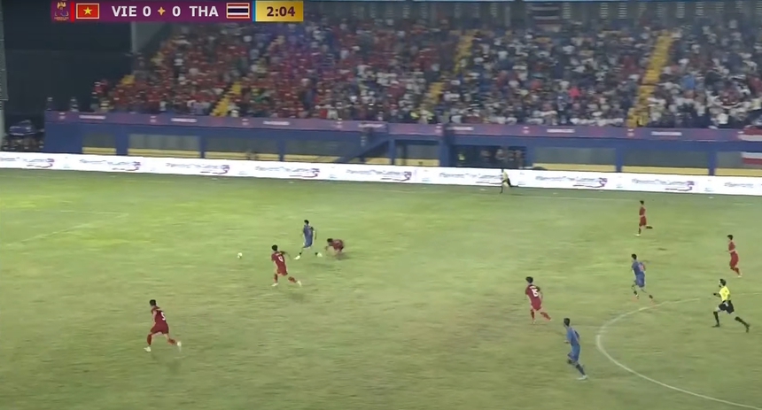 U22 Thái Lan được 'tặng' bàn thắng sau 3 phút, U22 Việt Nam tái hiện sai lầm của Hồng Duy - Ảnh 2.