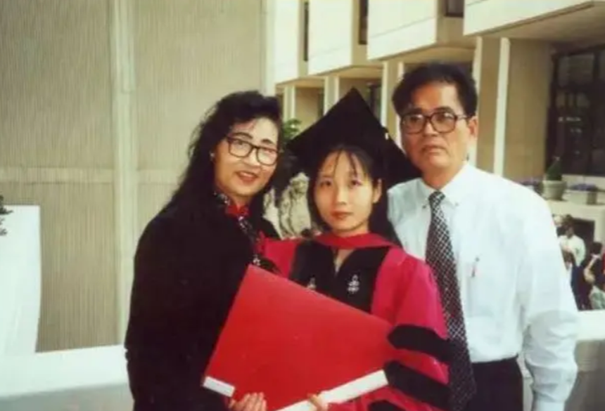 Nuôi dạy 6 con đỗ đại học top đầu thế giới, tên tuổi lẫy lừng, dấn thân vào giới thượng lưu, ông bố có 3 bí quyết "nhỏ nhưng có võ" - Ảnh 1.