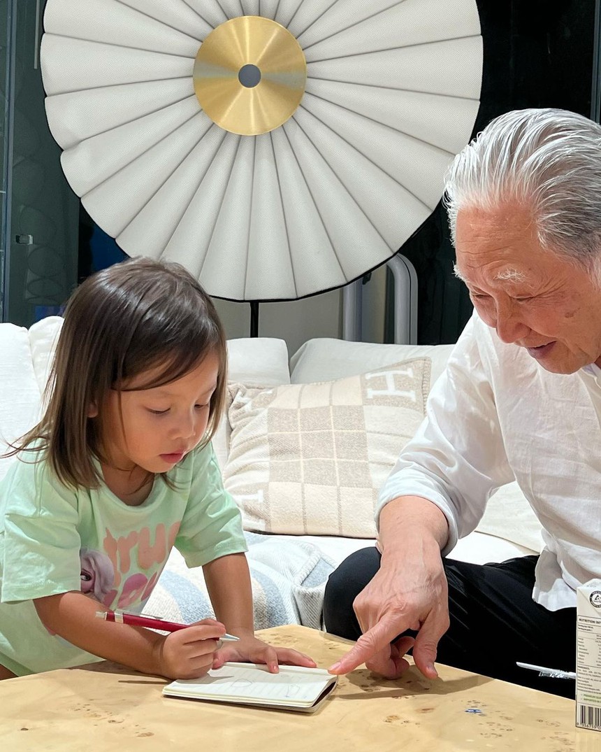 Lisa nhà Hà Hồ mới 2 tuổi đã tập viết, nhìn thái độ và dáng vẻ tập trung mà ai cũng bất ngờ - Ảnh 1.