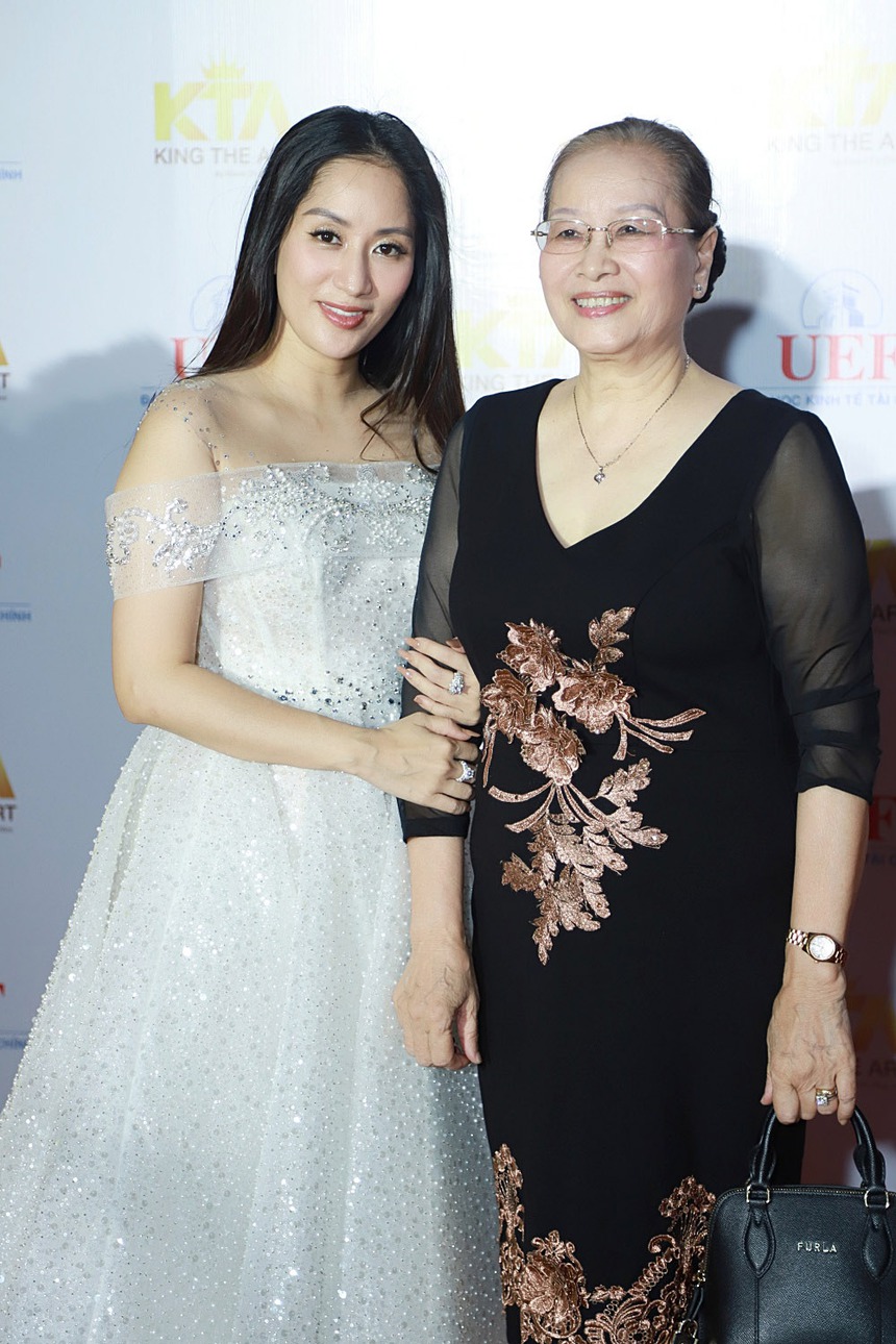 Khánh Thi tiết lộ bố mẹ chồng không tin chuyện mang thai lần 3 cho đến khi bụng to và ốm nghén - Ảnh 4.