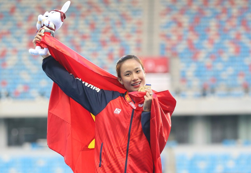 Hotgirl 6 múi điền kinh để lộ đôi chân trầy xước sau khi giành vượt rào giành HCV - Ảnh 4.