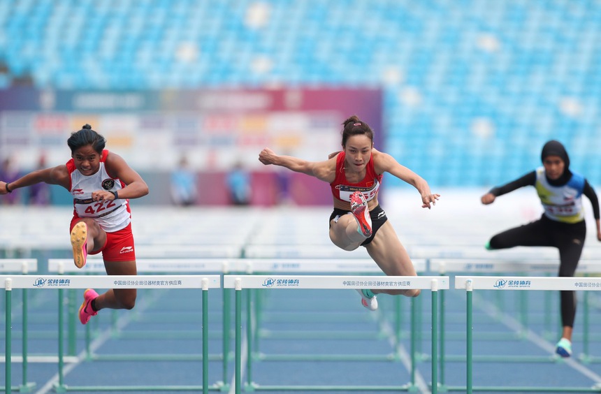 Hotgirl 6 múi điền kinh để lộ đôi chân trầy xước sau khi giành vượt rào giành HCV - Ảnh 2.