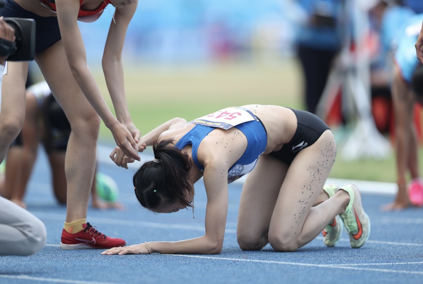 Màn nước rút thần tốc giúp mẹ một con Nguyễn Thị Huyền đem HCV về cho điền kinh Việt Nam  - Ảnh 8.