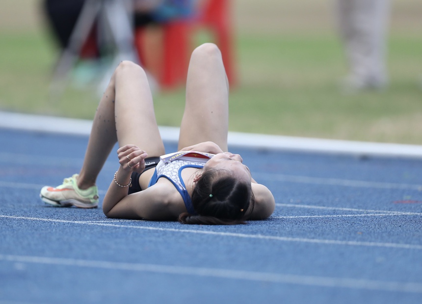 Màn nước rút thần tốc giúp mẹ một con Nguyễn Thị Huyền đem HCV về cho điền kinh Việt Nam  - Ảnh 7.