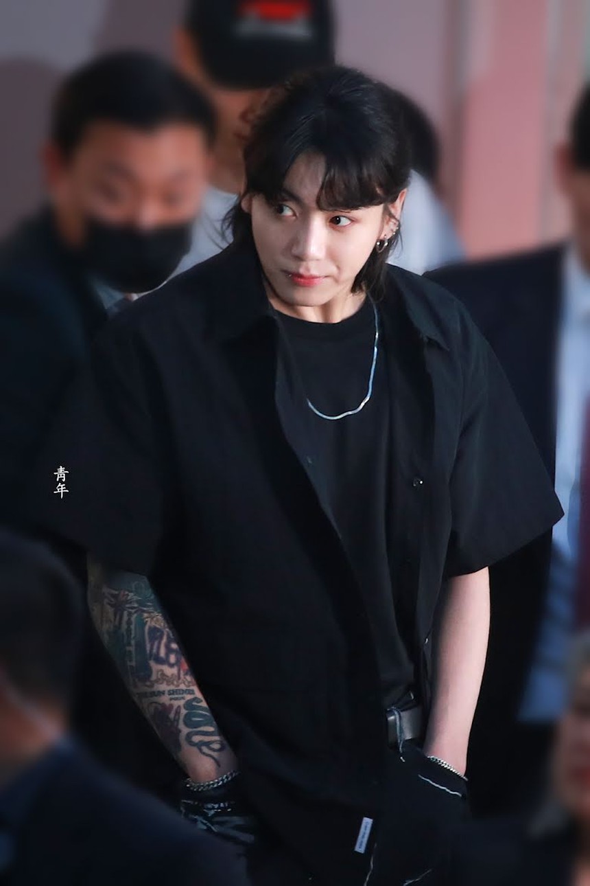 Loạt ảnh chưa chỉnh sửa đẹp nao lòng của Jungkook BTS tại một sự kiện gần đây của Jennie Blackpink - Ảnh 21.