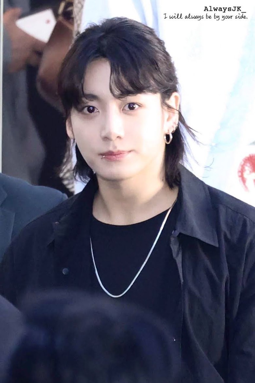 Loạt ảnh chưa chỉnh sửa đẹp nao lòng của Jungkook BTS tại một sự kiện gần đây của Jennie Blackpink - Ảnh 26.