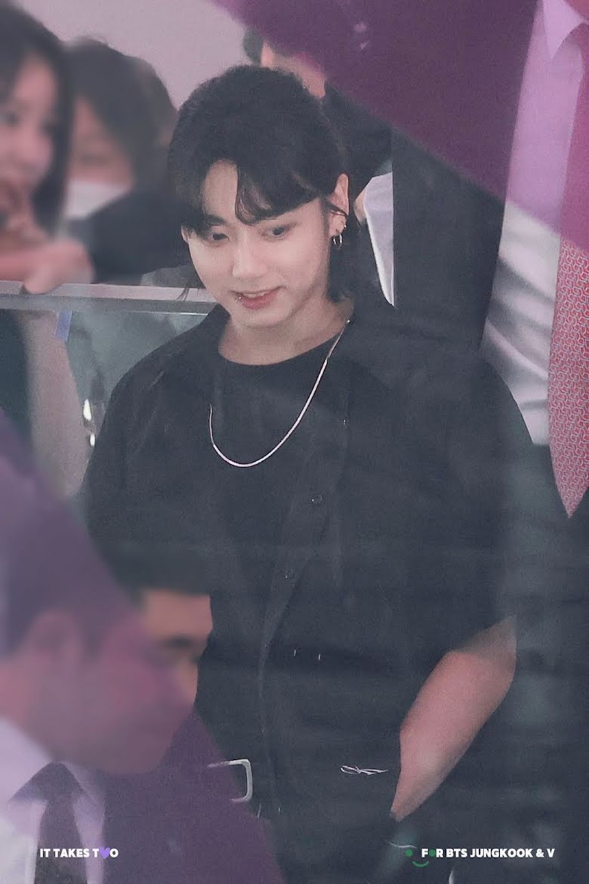 Loạt ảnh chưa chỉnh sửa đẹp nao lòng của Jungkook BTS tại một sự kiện gần đây của Jennie Blackpink - Ảnh 3.