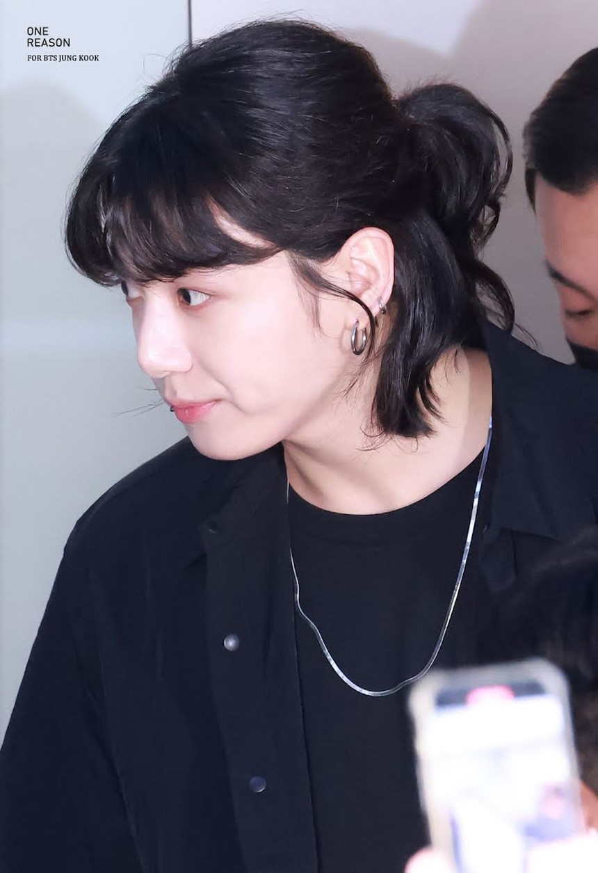 Loạt ảnh chưa chỉnh sửa đẹp nao lòng của Jungkook BTS tại một sự kiện gần đây của Jennie Blackpink - Ảnh 8.