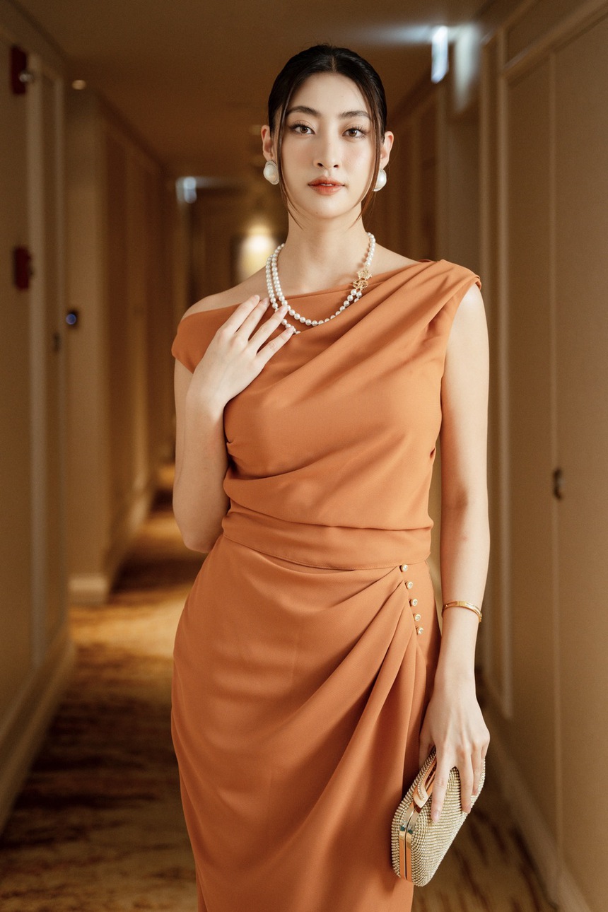 Hoa hậu Lương Thuỳ Linh hóa nàng thơ trong BST mới Signature - Ảnh 1.