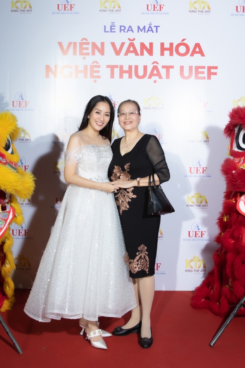 Khánh Thi mặc đầm công chúa, giấu bụng bầu trong ngày lên chức Viện trưởng - Ảnh 7.