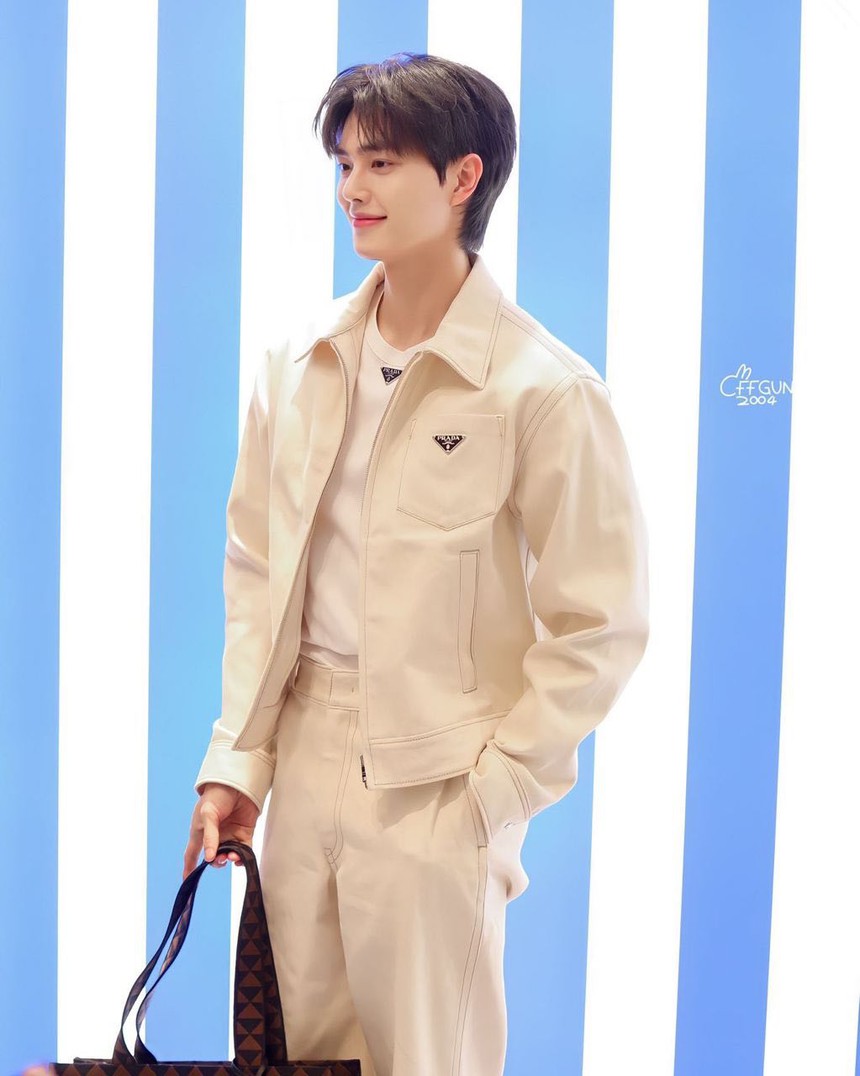 4 Đại sứ Prada đọ sắc tại event pop-up store tại Seoul, Somi xinh như búp bê, Song Kang và Jaehyun ai là người bảnh hơn?  - Ảnh 9.
