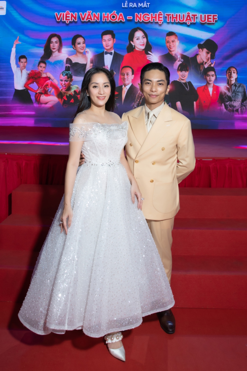 Khánh Thi mặc đầm công chúa, giấu bụng bầu trong ngày lên chức Viện trưởng - Ảnh 5.