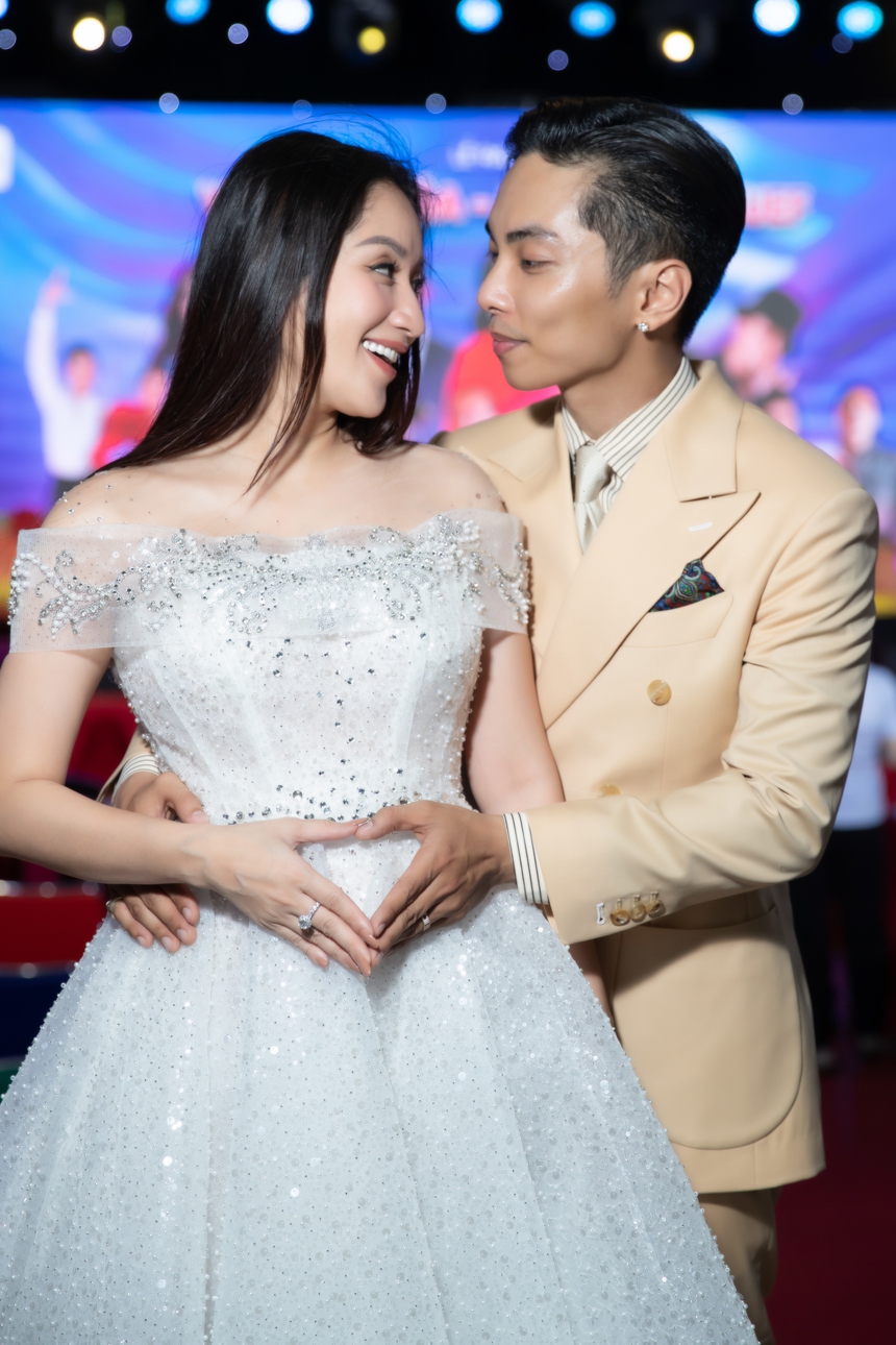 Khánh Thi mặc đầm công chúa, giấu bụng bầu trong ngày lên chức Viện trưởng - Ảnh 6.