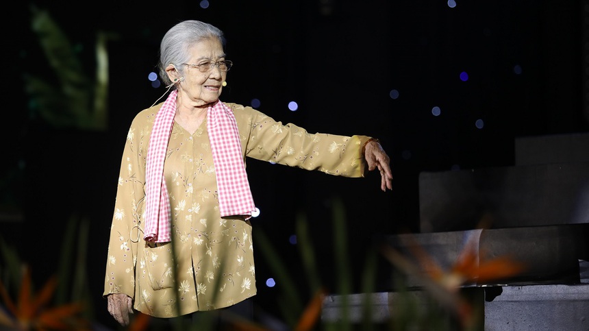 NSƯT Phi Điểu: Hôn nhân viên mãn với nhạc sĩ Phan Nhân, hơn 90 tuổi vẫn tự chạy xe máy đi làm - Ảnh 3.