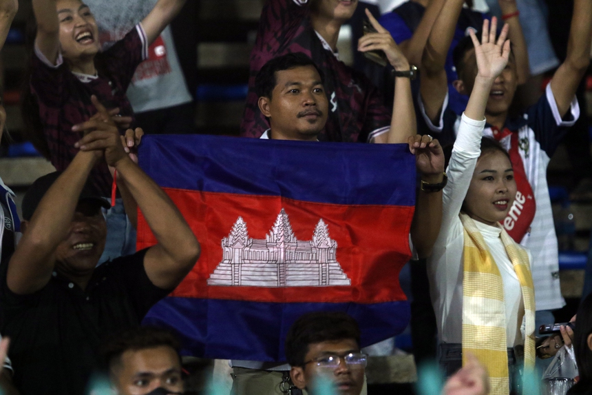 CĐV gào hét gọi tên Honda, xin U22 Campuchia làm điều đặc biệt - Ảnh 3.