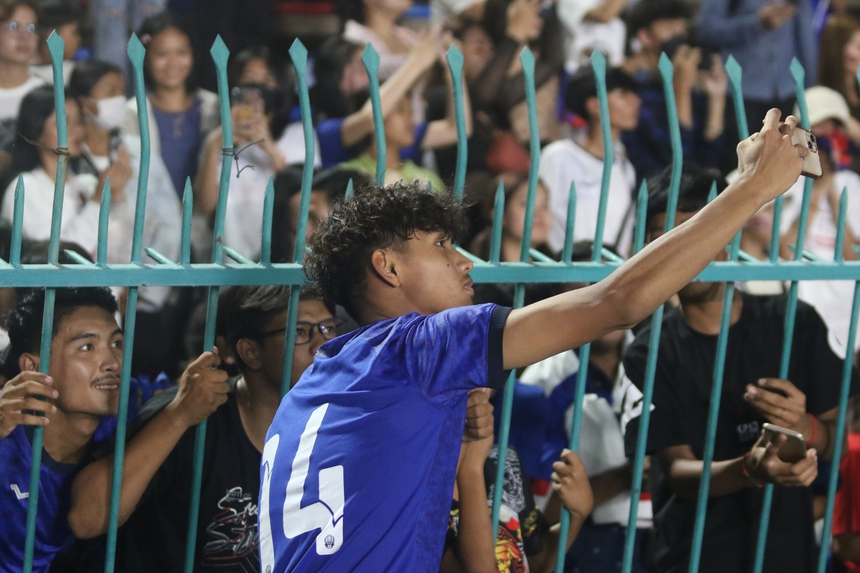 CĐV gào hét gọi tên Honda, xin U22 Campuchia làm điều đặc biệt - Ảnh 6.