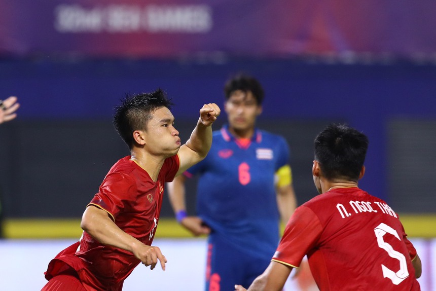 'Chạm mặt' HLV Troussier, thầy Park phản ứng ra sao khi U22 Việt Nam ghi bàn? - Ảnh 6.