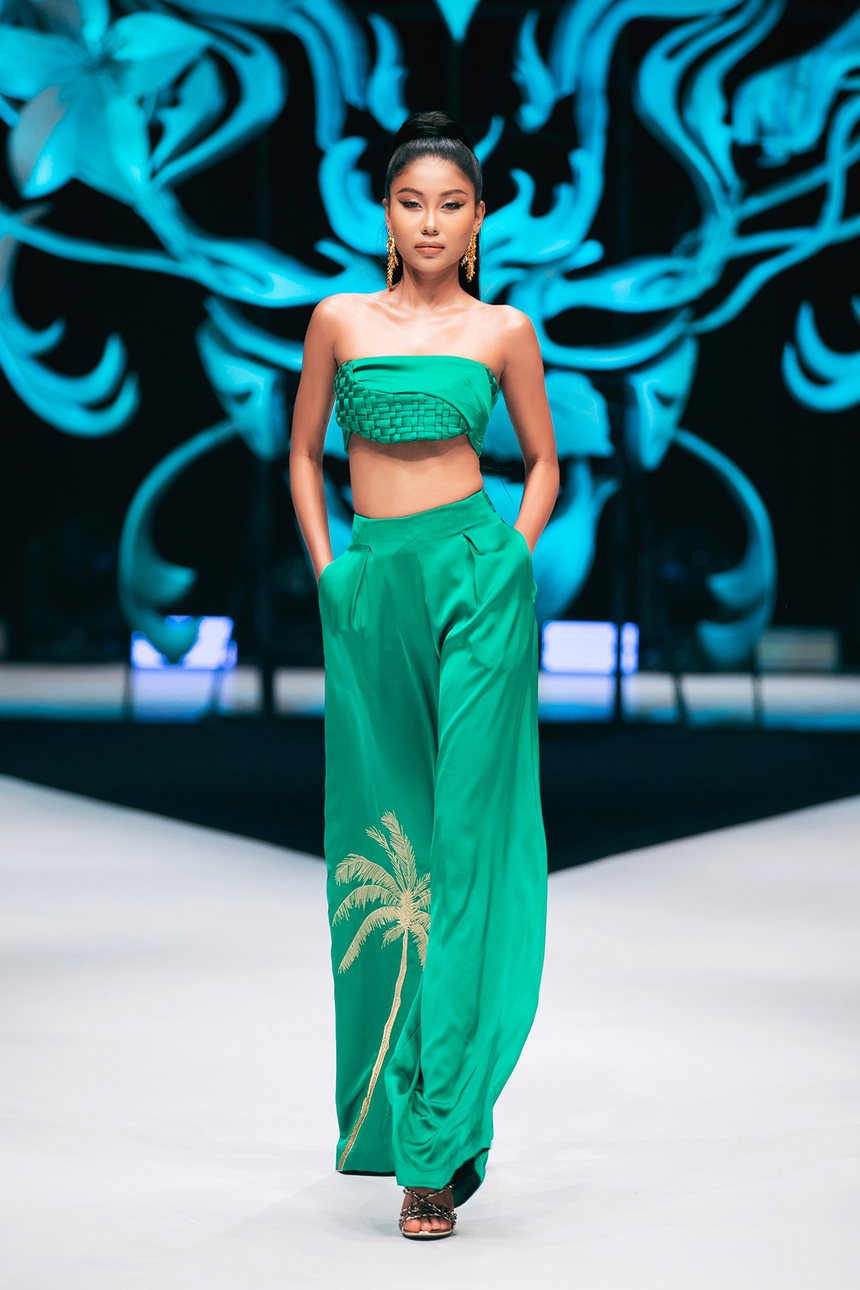 H'Hen Niê mặc trang phục đúc đồng mạ vàng 24h diễn BST 'Golden Tropical' của Katy Nguyễn - Ảnh 10.