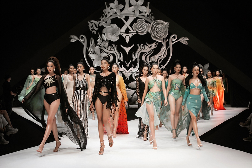 H'Hen Niê mặc trang phục đúc đồng mạ vàng 24h diễn BST 'Golden Tropical' của Katy Nguyễn - Ảnh 21.