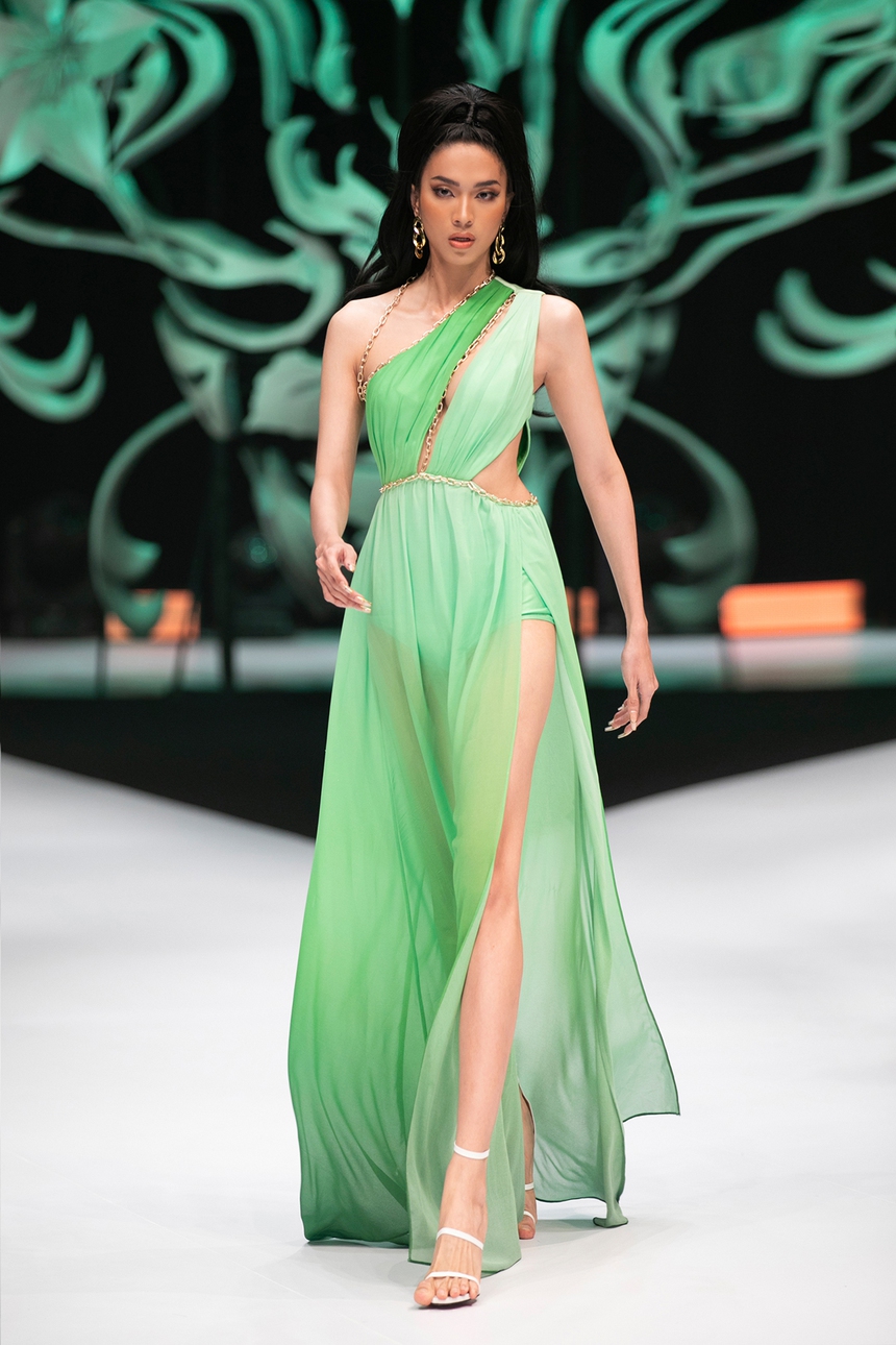 H'Hen Niê mặc trang phục đúc đồng mạ vàng 24h diễn BST 'Golden Tropical' của Katy Nguyễn - Ảnh 12.