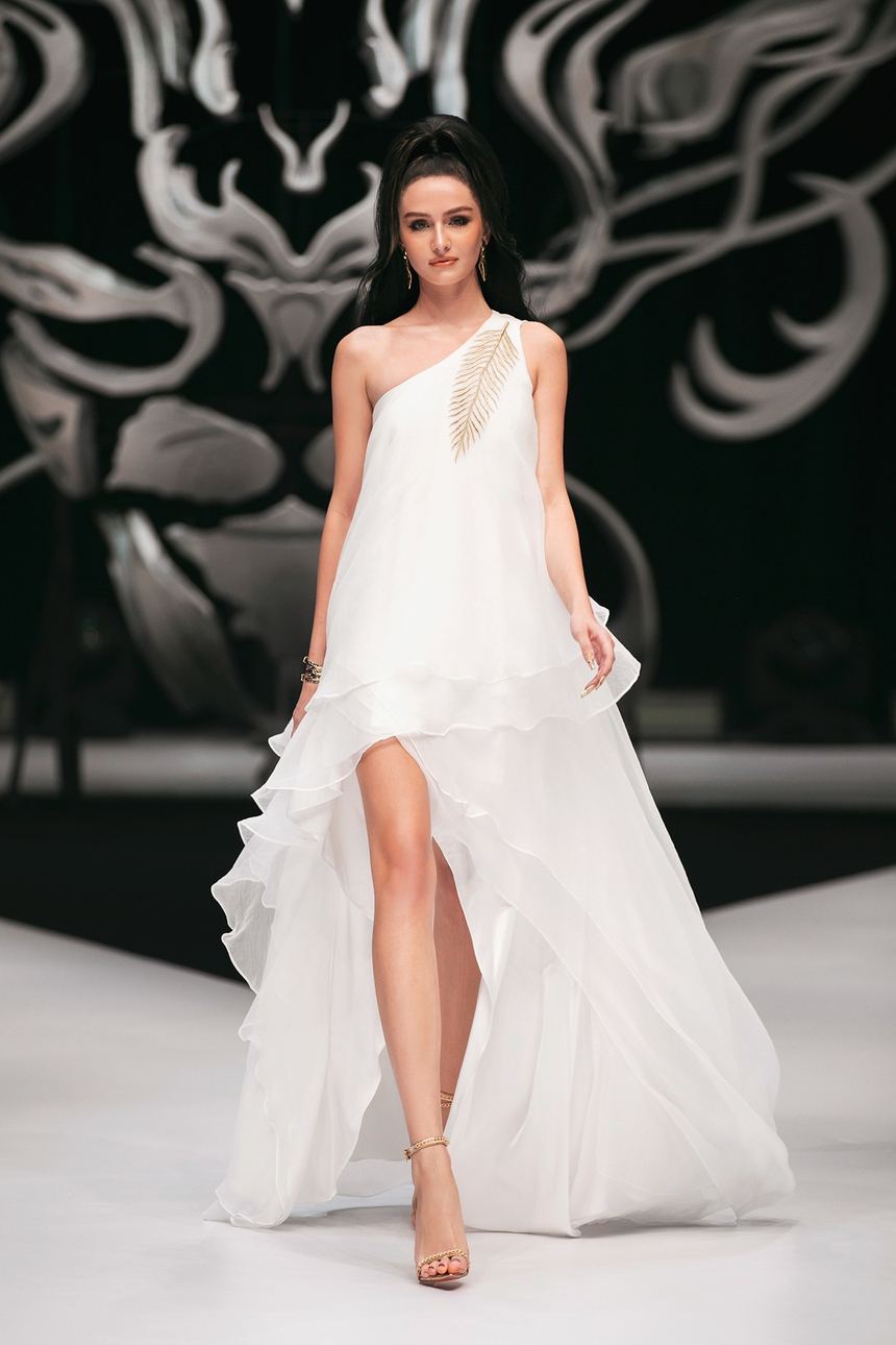 H'Hen Niê mặc trang phục đúc đồng mạ vàng 24h diễn BST 'Golden Tropical' của Katy Nguyễn - Ảnh 15.