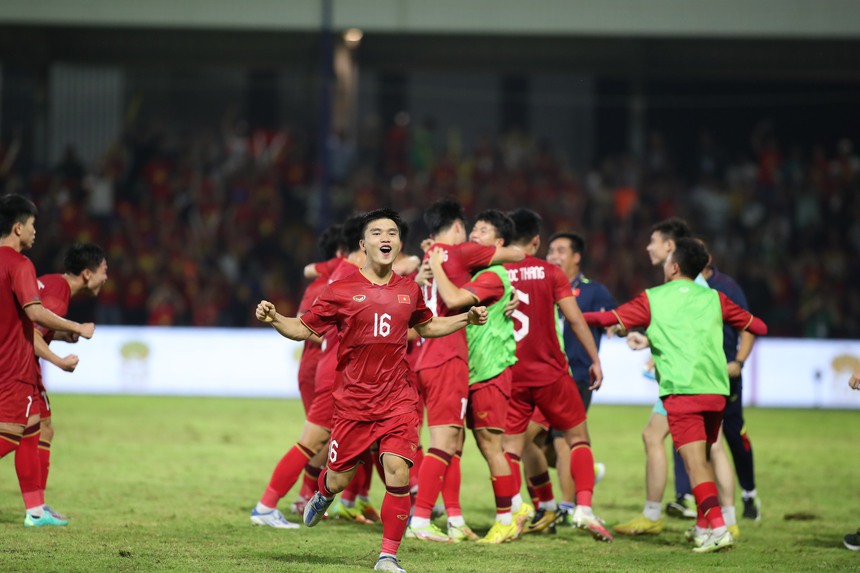 U22 Việt Nam cầm hòa U22 Thái Lan đầy kịch tính, HLV Troussier dần có được niềm tin của CĐV Việt Nam - Ảnh 7.