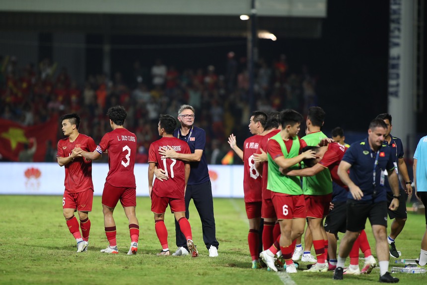 U22 Việt Nam cầm hòa U22 Thái Lan đầy kịch tính, HLV Troussier dần có được niềm tin của CĐV Việt Nam - Ảnh 8.