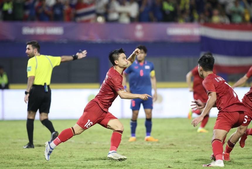 U22 Việt Nam cầm hòa U22 Thái Lan đầy kịch tính, HLV Troussier dần có được niềm tin của CĐV Việt Nam - Ảnh 4.