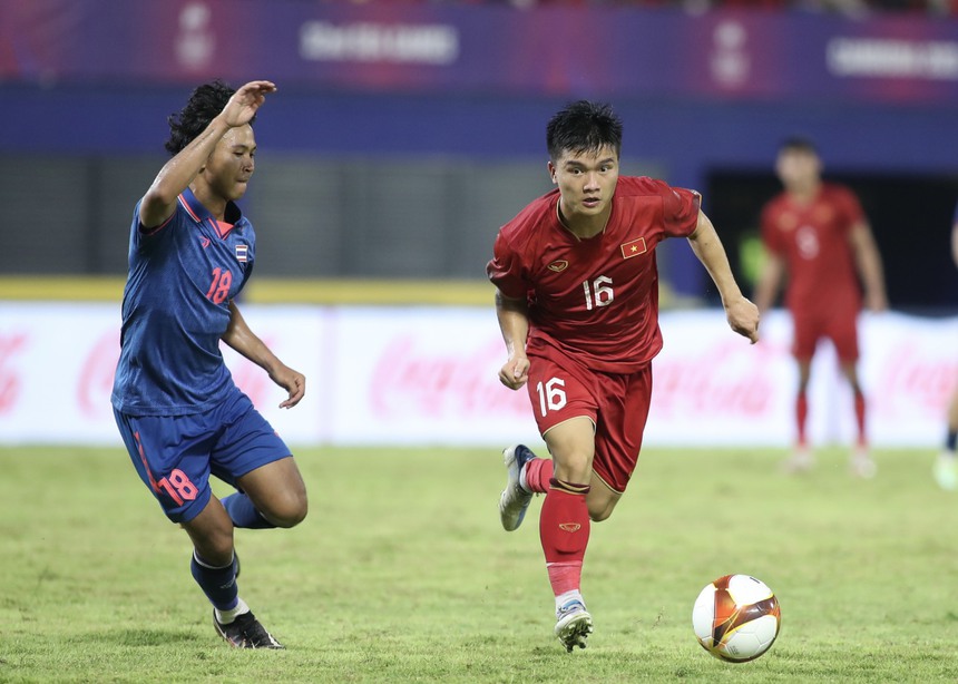 U22 Việt Nam cầm hòa U22 Thái Lan đầy kịch tính, HLV Troussier dần có được niềm tin của CĐV Việt Nam - Ảnh 2.