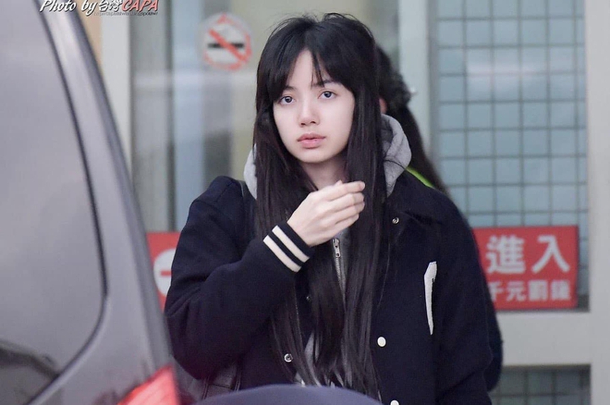 Lisa tại sân bay: Nhiều lần tóc rối tung vẫn 'cưng muốn xỉu', đẳng cấp nhan sắc YG thật không phải dạng vừa - Ảnh 4. Lisa tại sân bay: Nhiều lần tóc rối tung vẫn 'cưng muốn xỉu', đẳng cấp nhan sắc YG thật không phải dạng vừa - Ảnh 4.