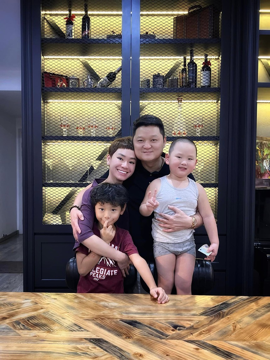 Cậu út nhà Trà My Idol gây sốt với biểu cảm bẽn lẽn khi nắm tay "bạn gái", nhưng lời nhắn của nữ ca sĩ mới gây chú ý! - Ảnh 1. Cậu út nhà Trà My Idol gây sốt với biểu cảm bẽn lẽn khi nắm tay "bạn gái", nhưng lời nhắn của nữ ca sĩ mới gây chú ý! - Ảnh 1.