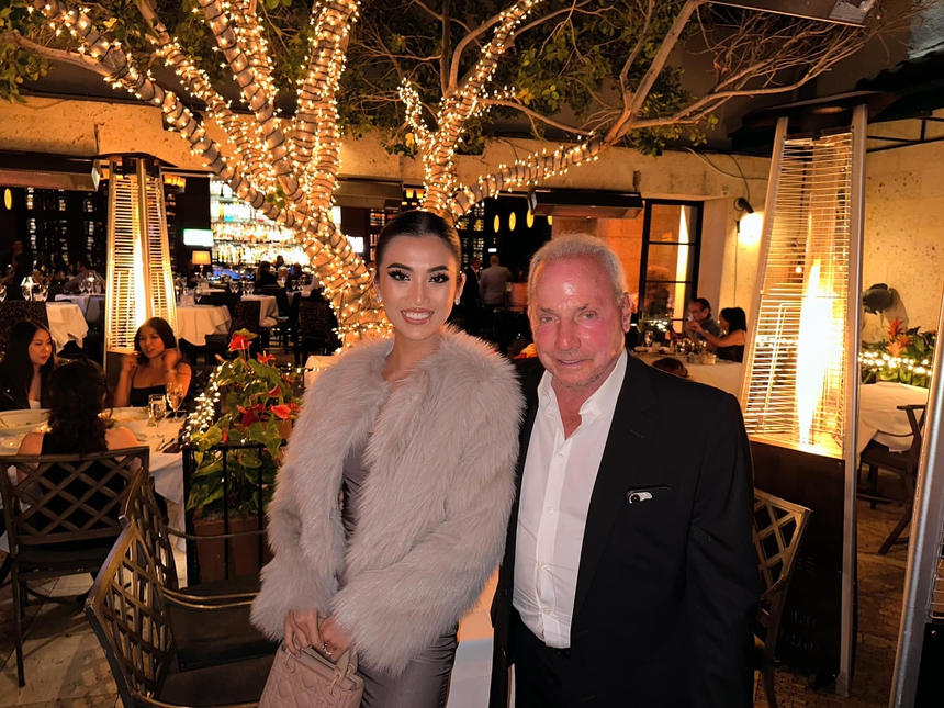 Cuộc sống dạo này của cô gái Việt 29 tuổi yêu tỷ phú Mỹ 75: Ngày ngày dắt chó cưng đi dạo, đến toàn địa điểm 5 sao nhưng vẫn thèm bánh tráng Việt Nam - Ảnh 4.