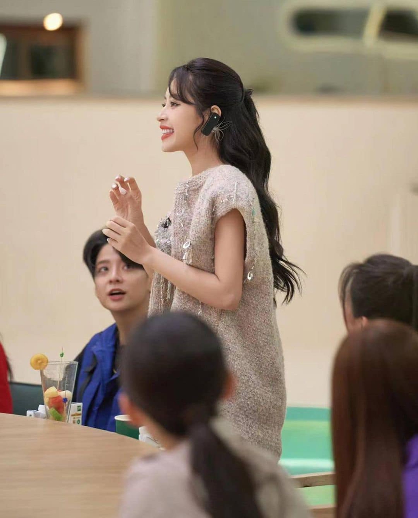 Amber quảng bá bài hát mới bằng cách... nhảy trên giường, nhưng netizen lại đồng loạt bình luận: "Chăm Chi Pu tốt giúp tụi em" - Ảnh 4.