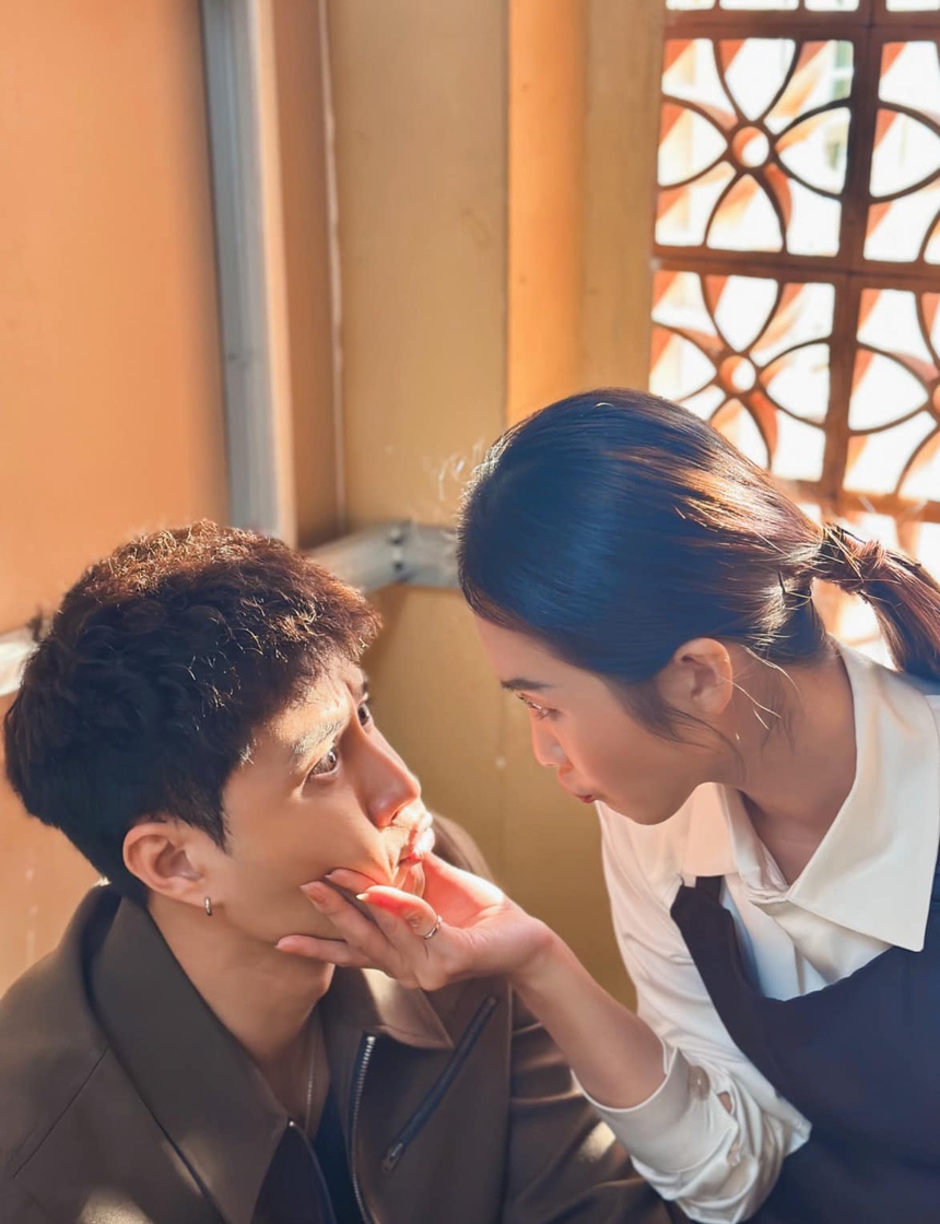 Loạt ảnh 'tình bể bình' của Thanh Sơn và Khả Ngân, ánh mắt và cử chỉ thế này bảo sao dân tình không nghi ngờ - Ảnh 2.