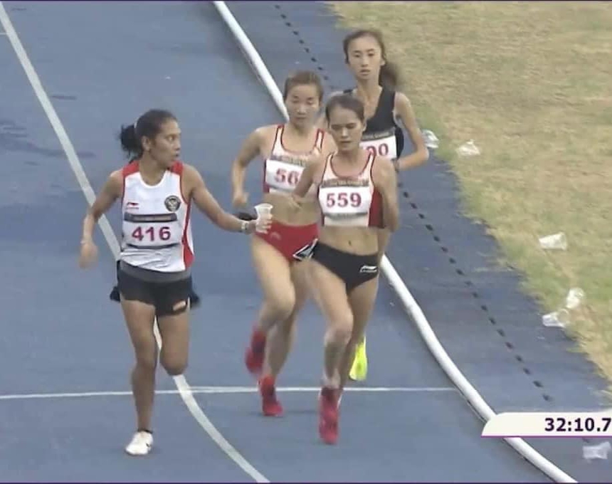 VĐV Indonesia nhiệt tình mời nước Nguyễn Thị Oanh và Hồng Lệ, chỉ giành HCĐ nhưng được khen ngợi vì hành động đẹp nhất SEA Games - Ảnh 3.