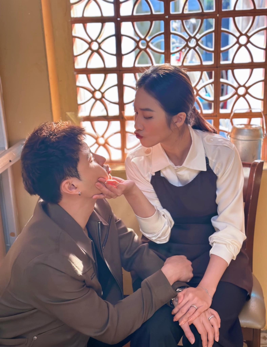 Loạt ảnh 'tình bể bình' của Thanh Sơn và Khả Ngân, ánh mắt và cử chỉ thế này bảo sao dân tình không nghi ngờ - Ảnh 3.