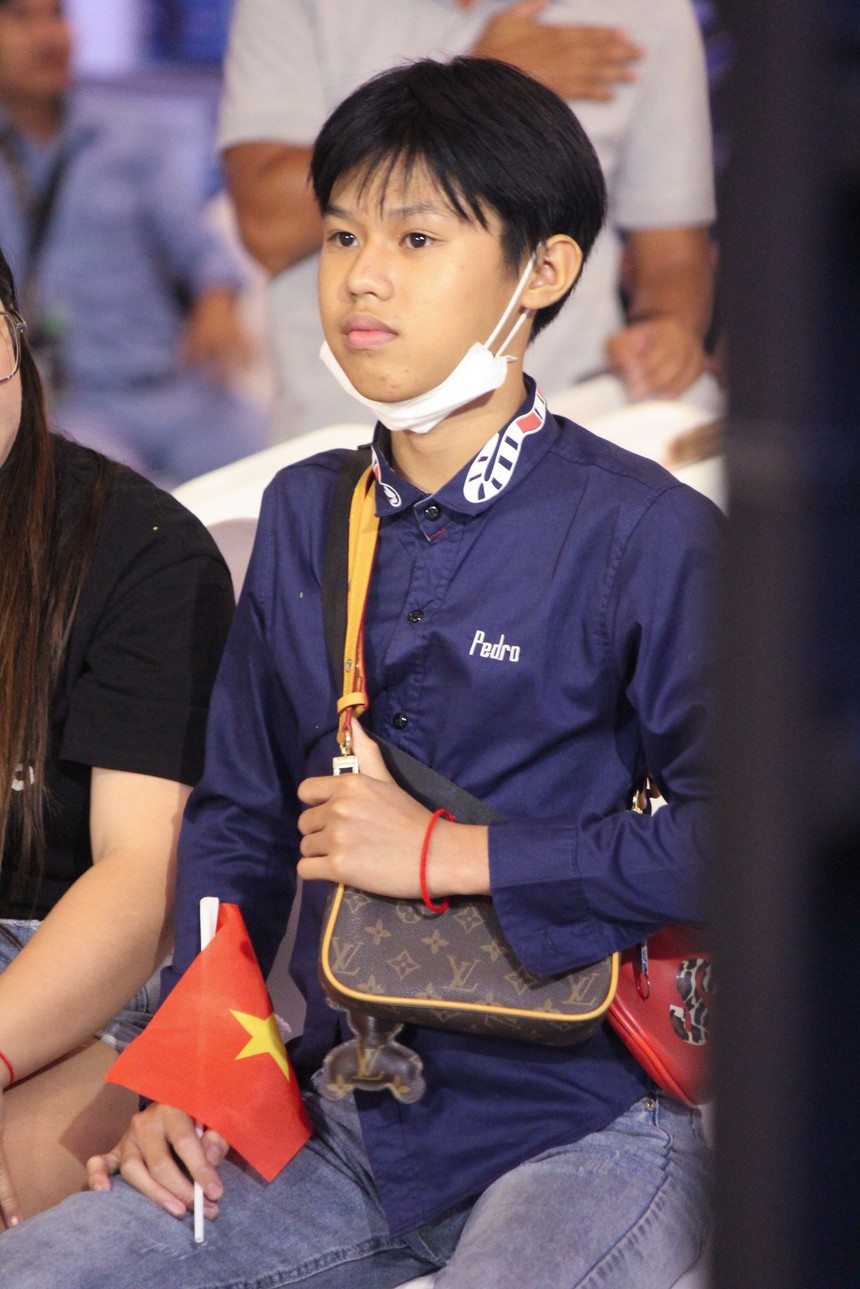 Cặp vợ chồng game thủ trên đất 'Cam' cổ vũ thông 7 tiếng, 'tiếp lửa' cho tuyển thủ PUBG Mobile Việt Nam - Ảnh 4.