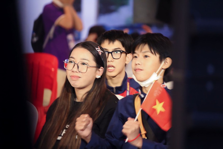 Cặp vợ chồng game thủ trên đất 'Cam' cổ vũ thông 7 tiếng, 'tiếp lửa' cho tuyển thủ PUBG Mobile Việt Nam - Ảnh 2.