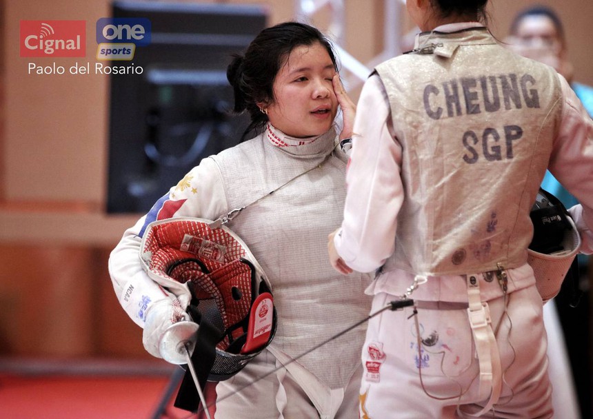 VĐV SEA Games vừa tranh tài vừa khóc vì đau do gặp chấn thương nặng, phải rời nhà thi đấu bằng cáng - Ảnh 3.