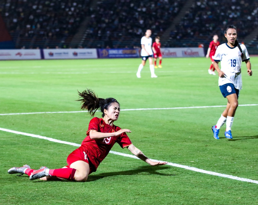 Thanh Nhã ngã nháo nhào sau pha va chạm, cầu thủ Campuchia lập tức chạy đến chắp tay xin lỗi - Ảnh 3.
