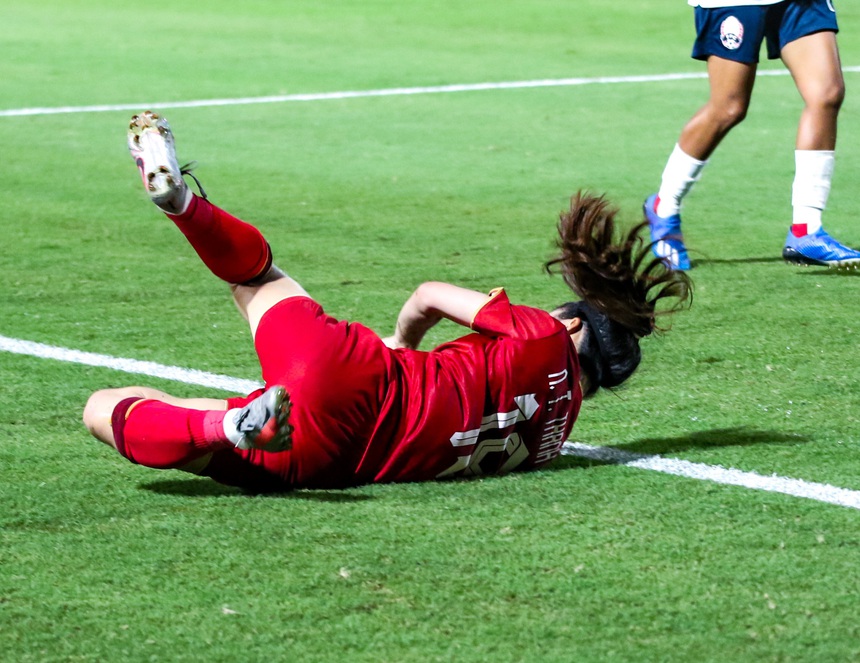 Thanh Nhã ngã nháo nhào sau pha va chạm, cầu thủ Campuchia lập tức chạy đến chắp tay xin lỗi - Ảnh 2.