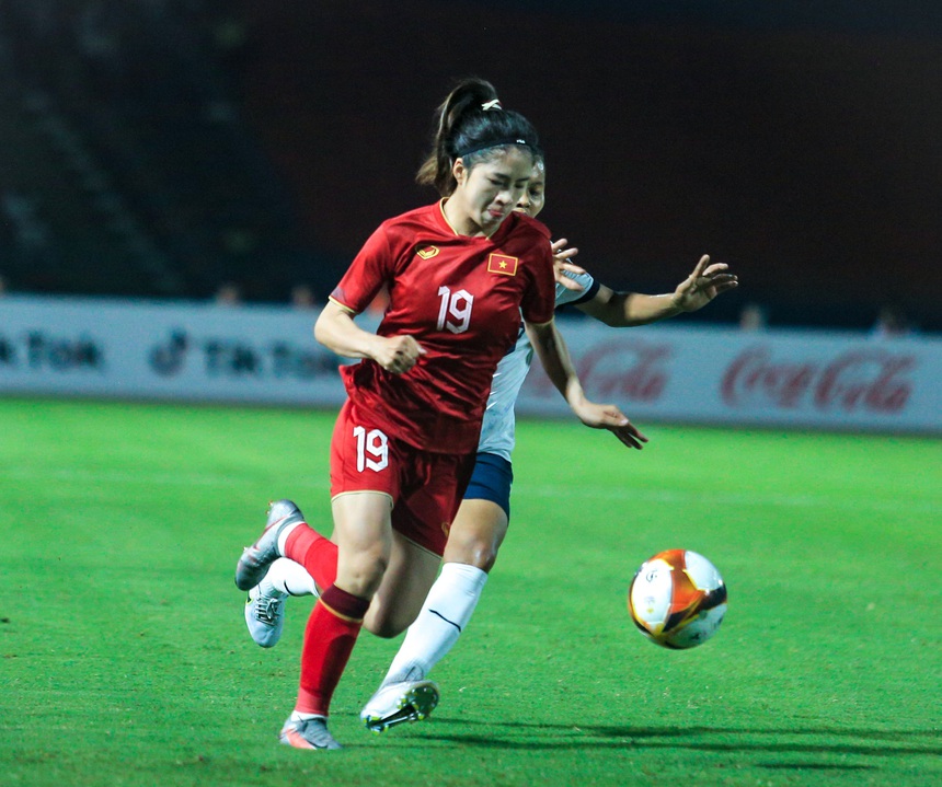 Thanh Nhã ngã nháo nhào sau pha va chạm, cầu thủ Campuchia lập tức chạy đến chắp tay xin lỗi - Ảnh 1.