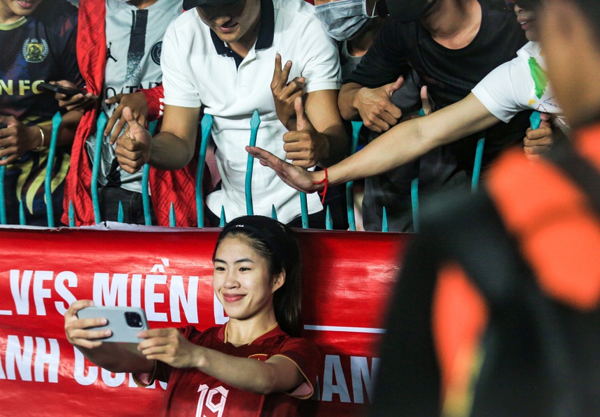 Thanh Nhã ngã nháo nhào sau pha va chạm, cầu thủ Campuchia lập tức chạy đến chắp tay xin lỗi - Ảnh 7.